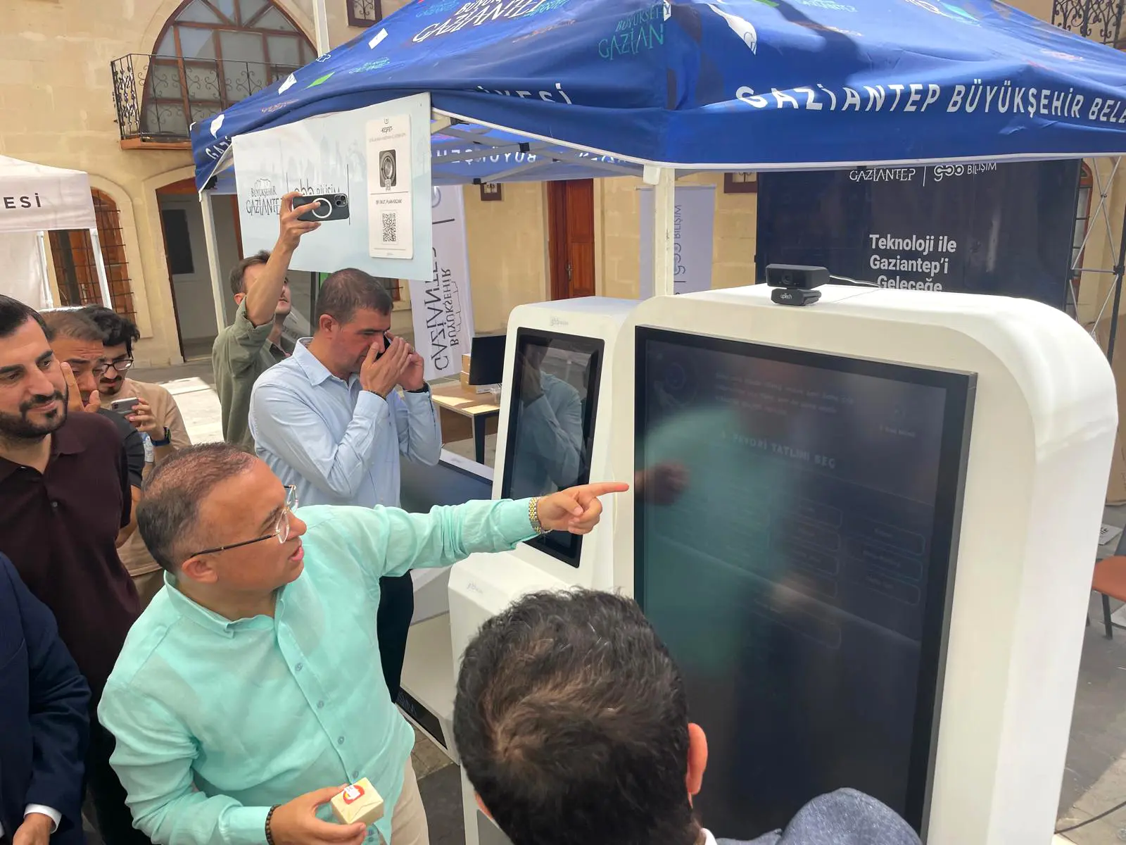 Governor Visits Our GBB Booth